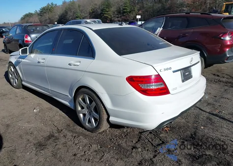 2013 Mercedes-Benz C 300 Sport 4Matic z USA, uszkodzony, nr VIN WDDGF8AB0DA811508